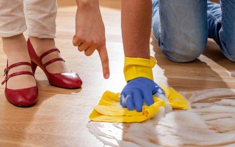 cleaning wood floor with pine sol