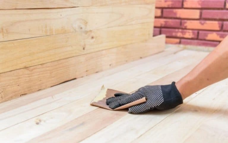 how-to-remove-polyurethane-from-wood-2-easy-methods