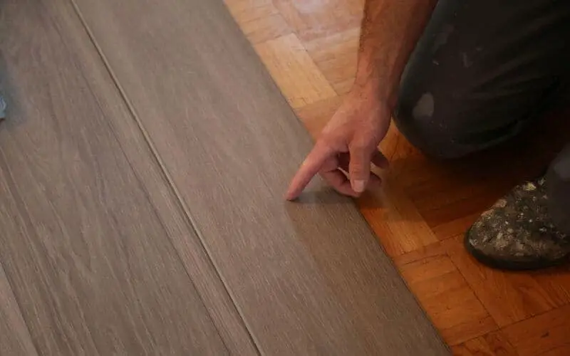 difference between vinyl and laminate flooring