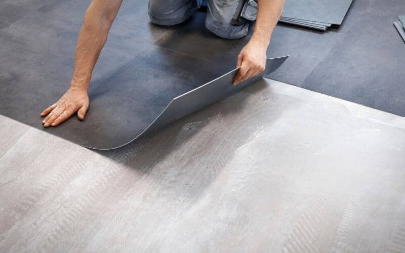 how to remove vinyl flooring without damaging it