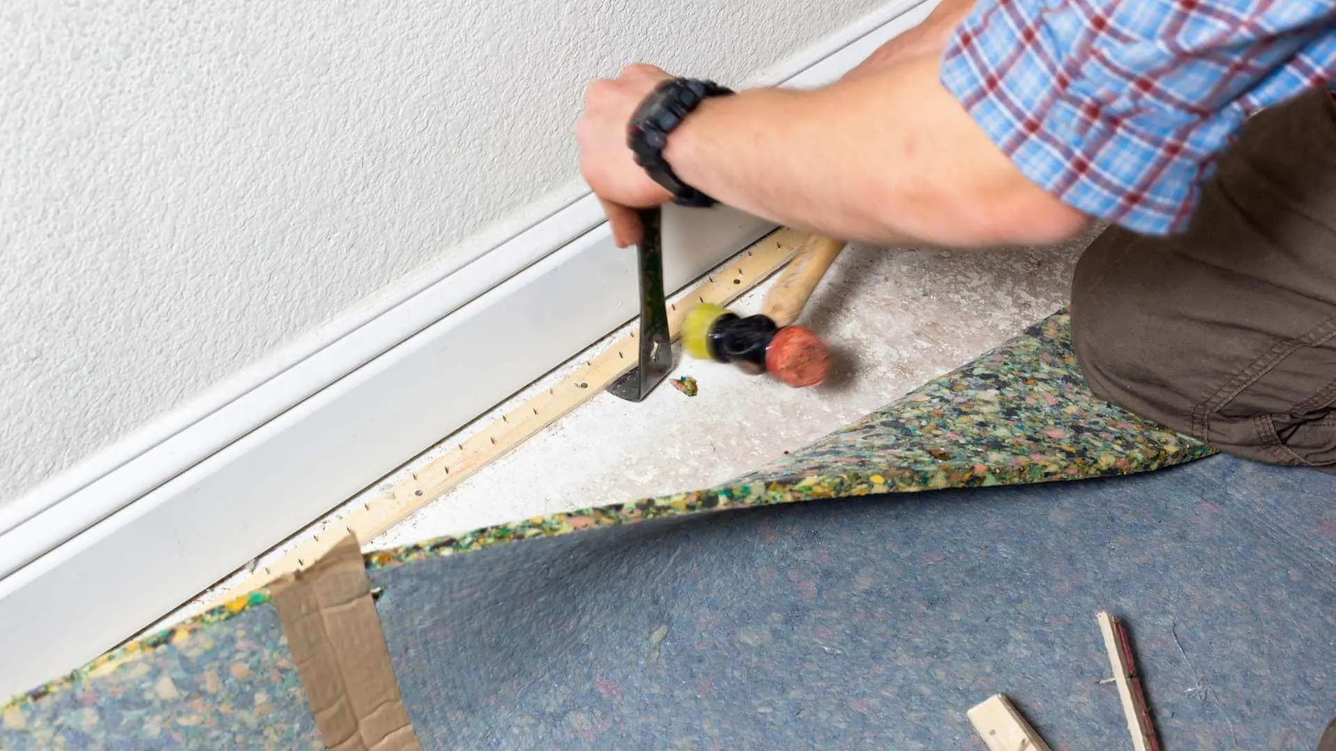 how to fill gap between carpet and baseboard
