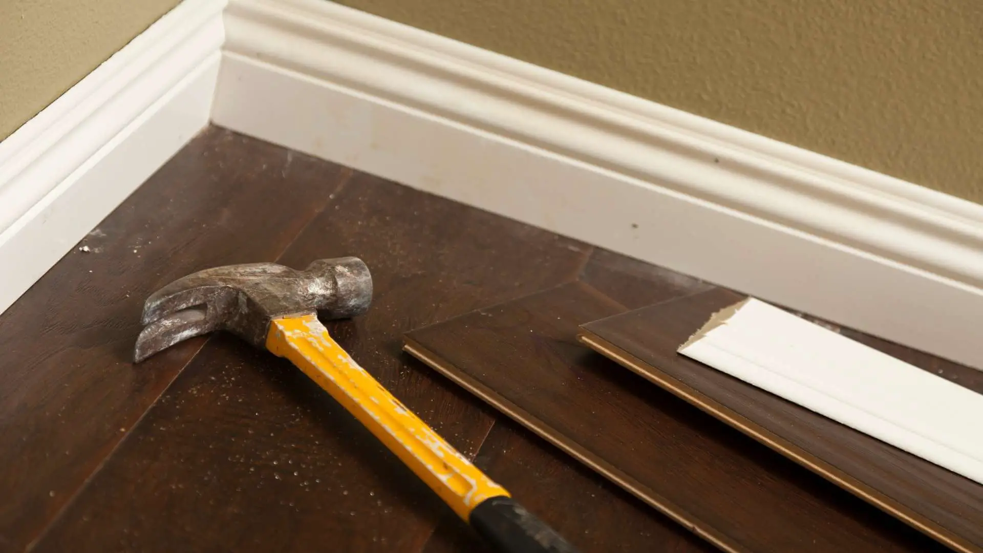 removing floor molding (how to remove floor trim)